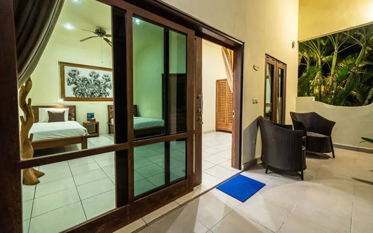 Terrasse spacieuse de bungalow à Ocean Sun Resort Tulamben avec portes coulissantes vitrées s'ouvrant sur la chambre